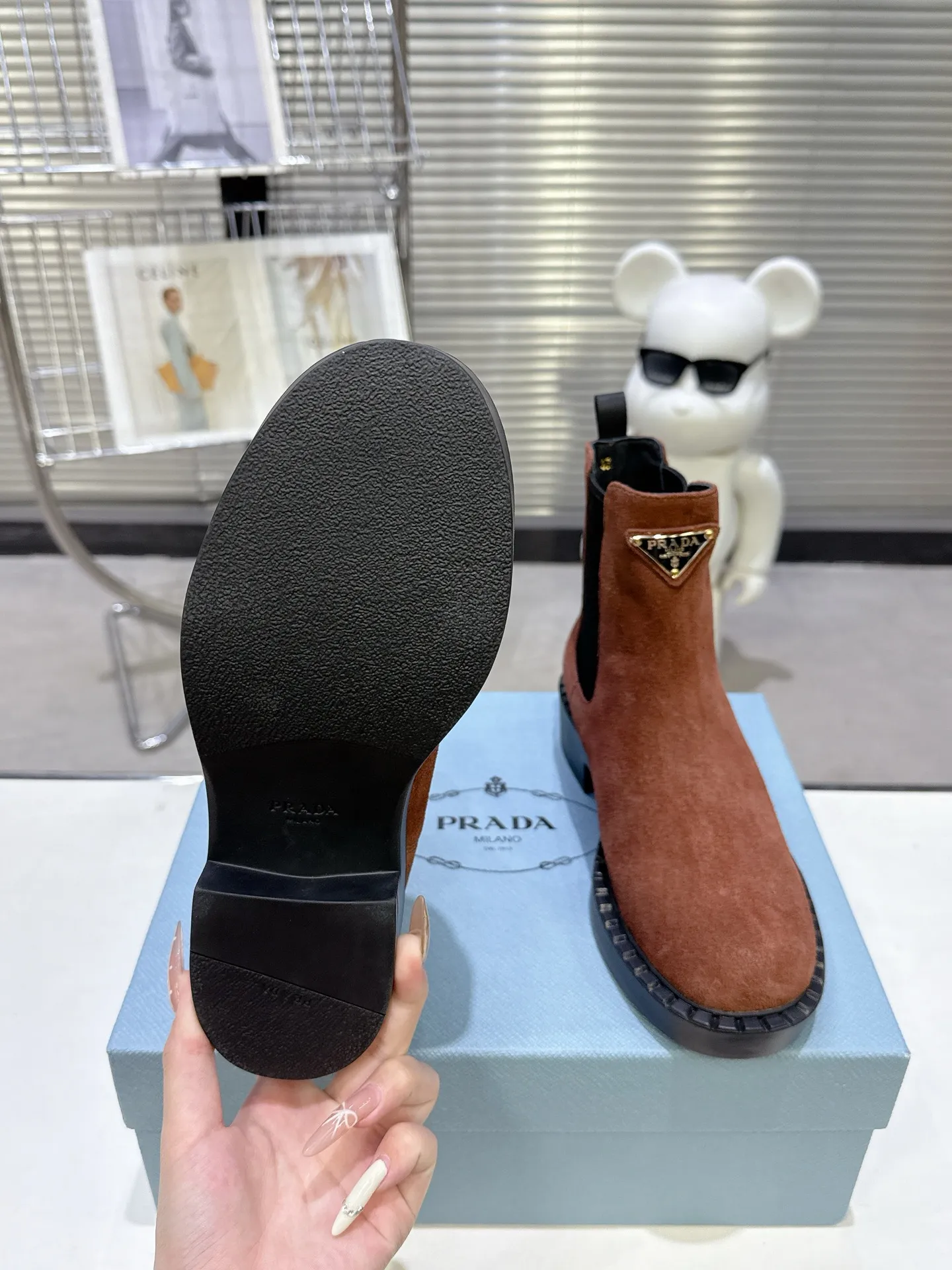👟👟Ex-factory price 600👟👟 Prada thick-soled retro Martin boots. Elastic elastic, classic thick soles, with triangular buckle. Simple, elegant, fashionable and versatile. Fabric cowhide, open edge beaded cowhide. The lining is made of soft and delicate sheepskin, and the foot feels comfortable. The rubber mold is non-slip and lightweight. Original package sole. Standard size: 35-40. Order 41